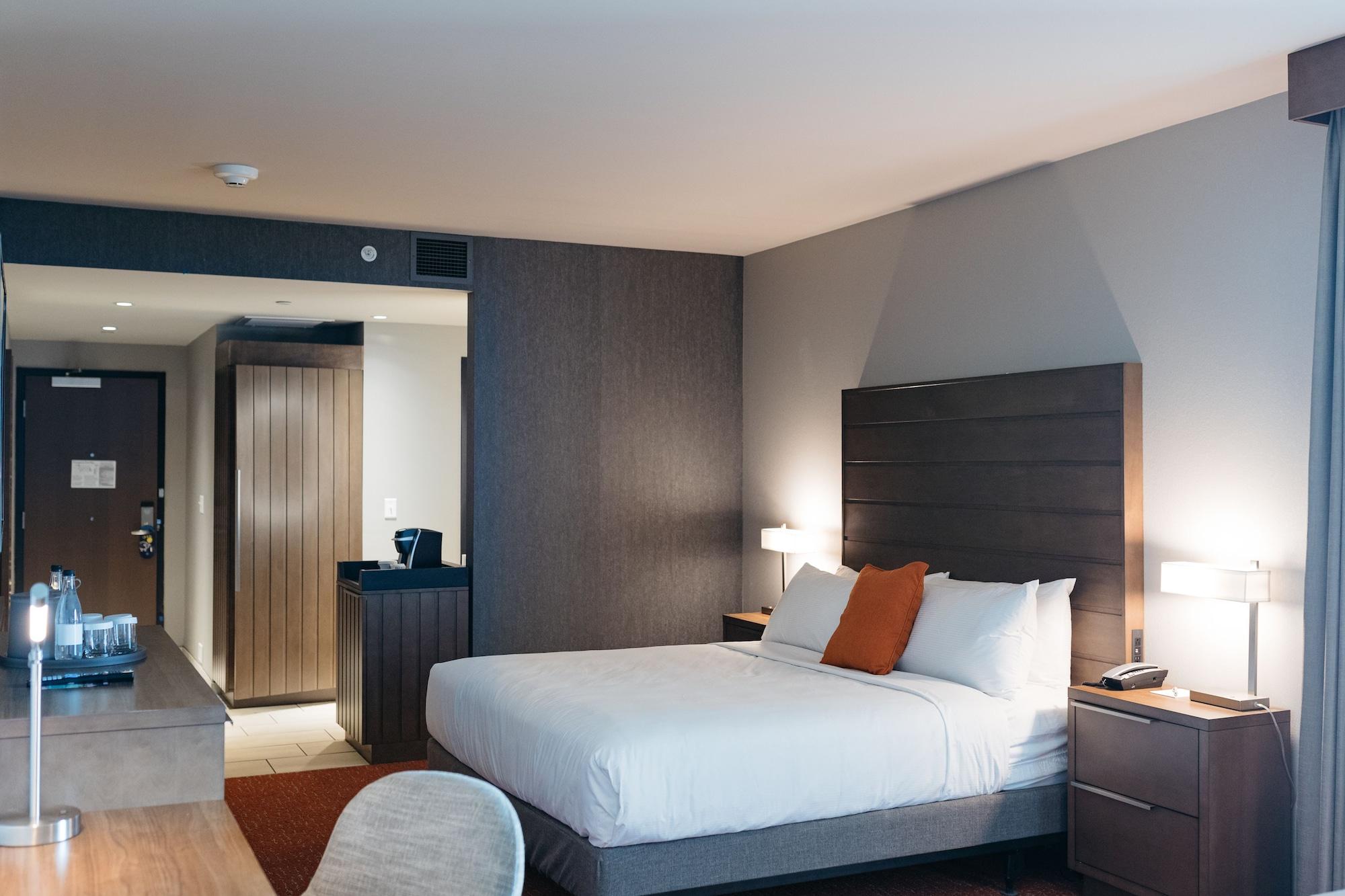 Revel Hotel, Tapestry Collection By Hilton Urbandale Exterior photo