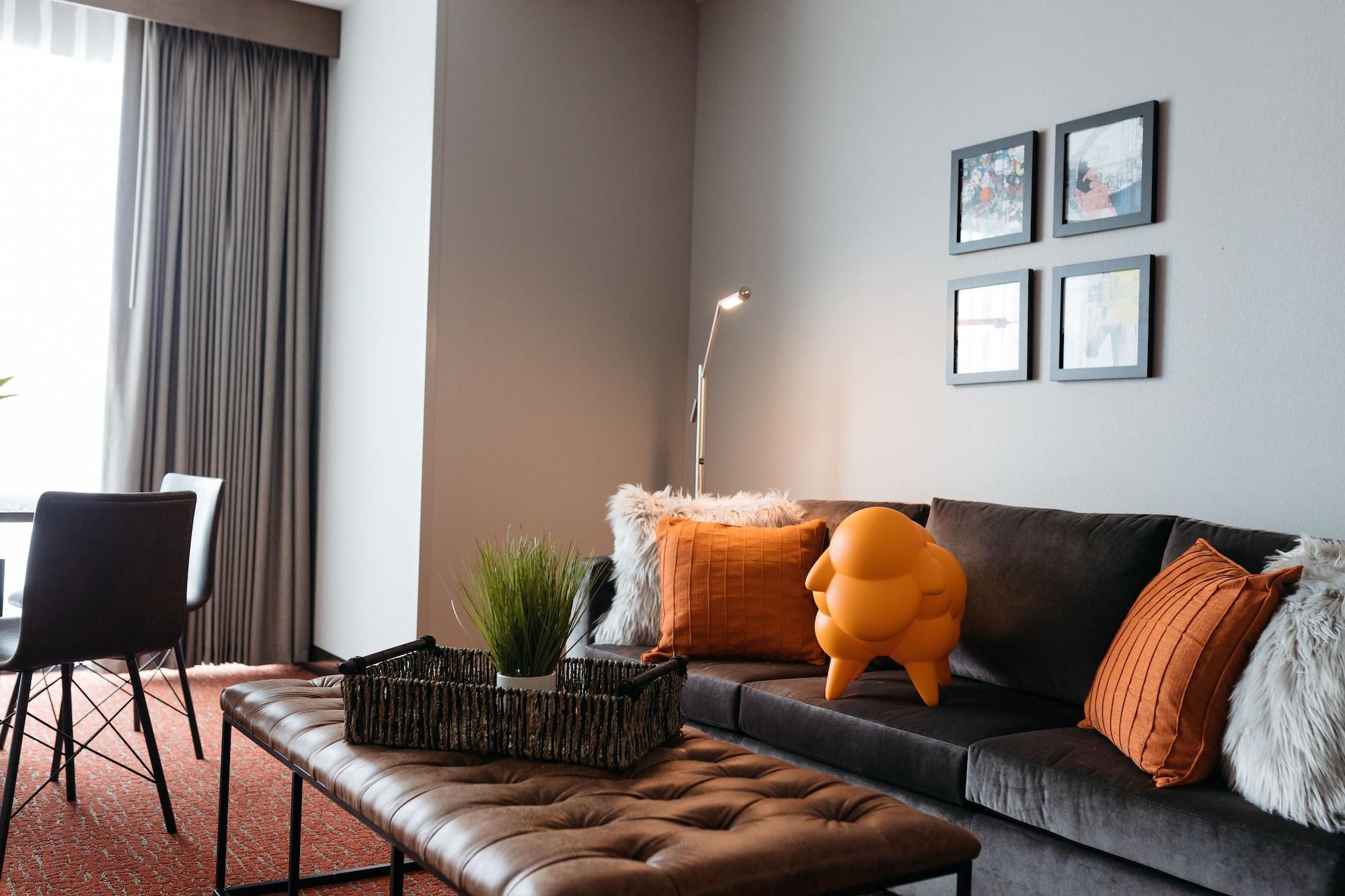 Revel Hotel, Tapestry Collection By Hilton Urbandale Exterior photo