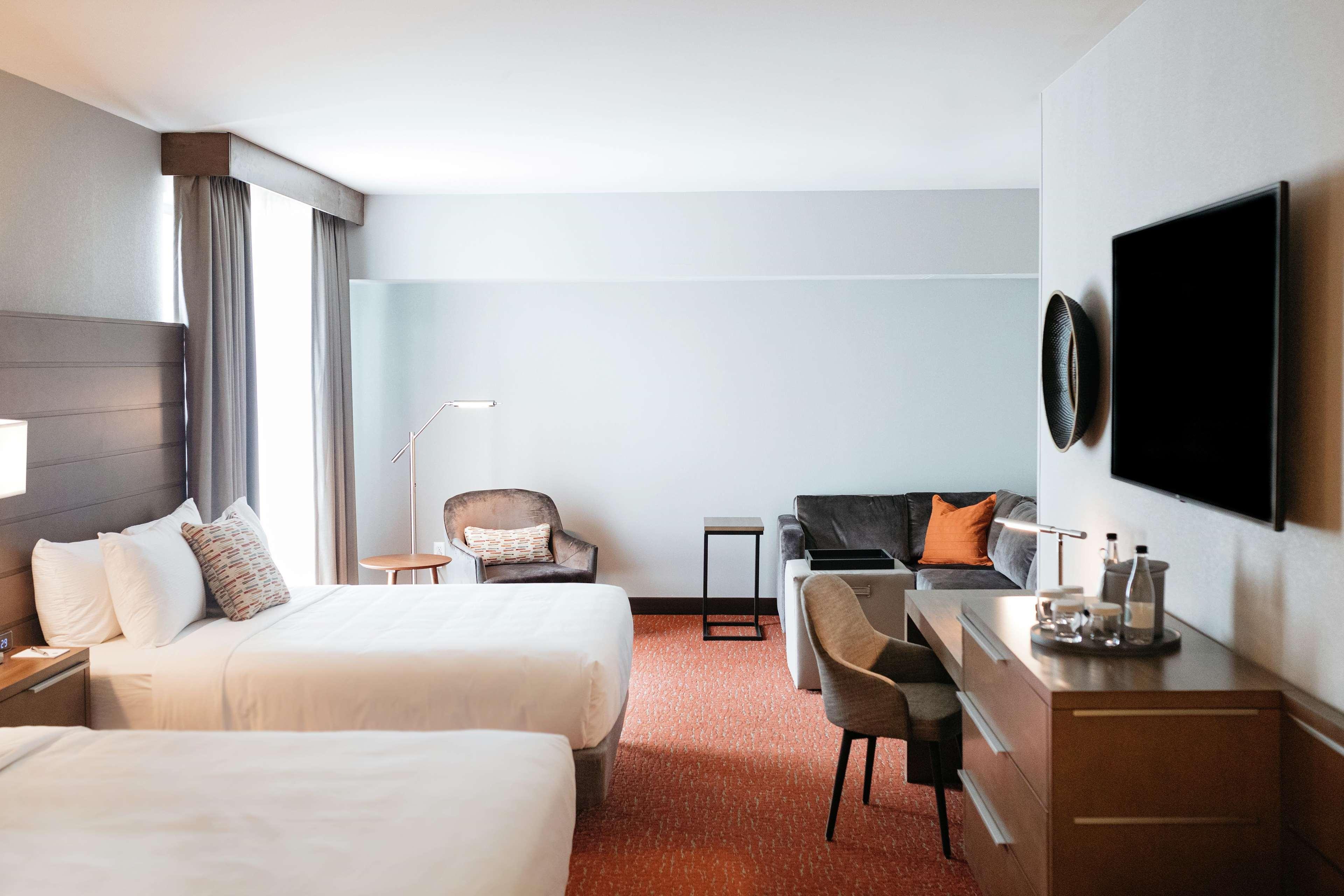 Revel Hotel, Tapestry Collection By Hilton Urbandale Exterior photo