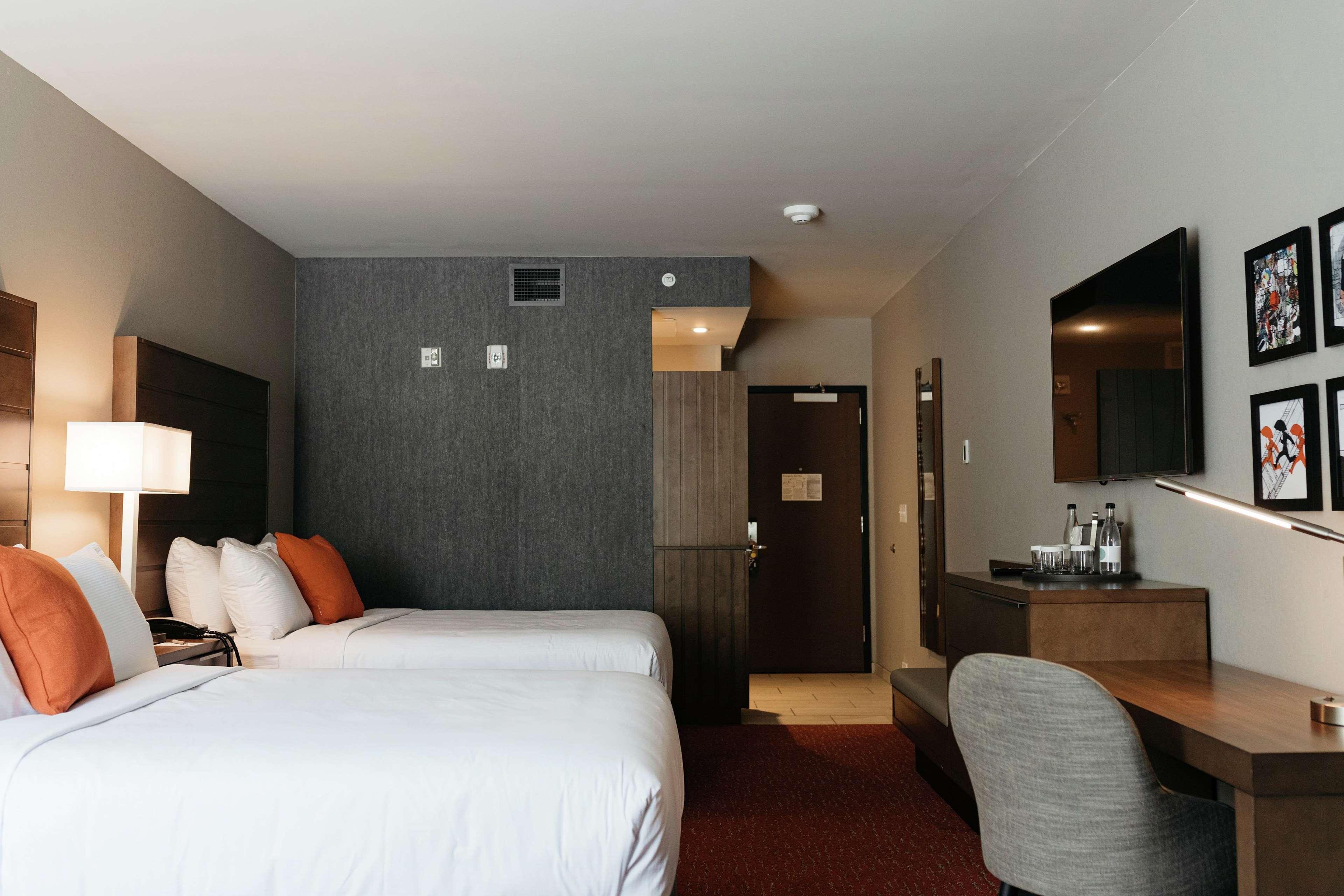Revel Hotel, Tapestry Collection By Hilton Urbandale Exterior photo