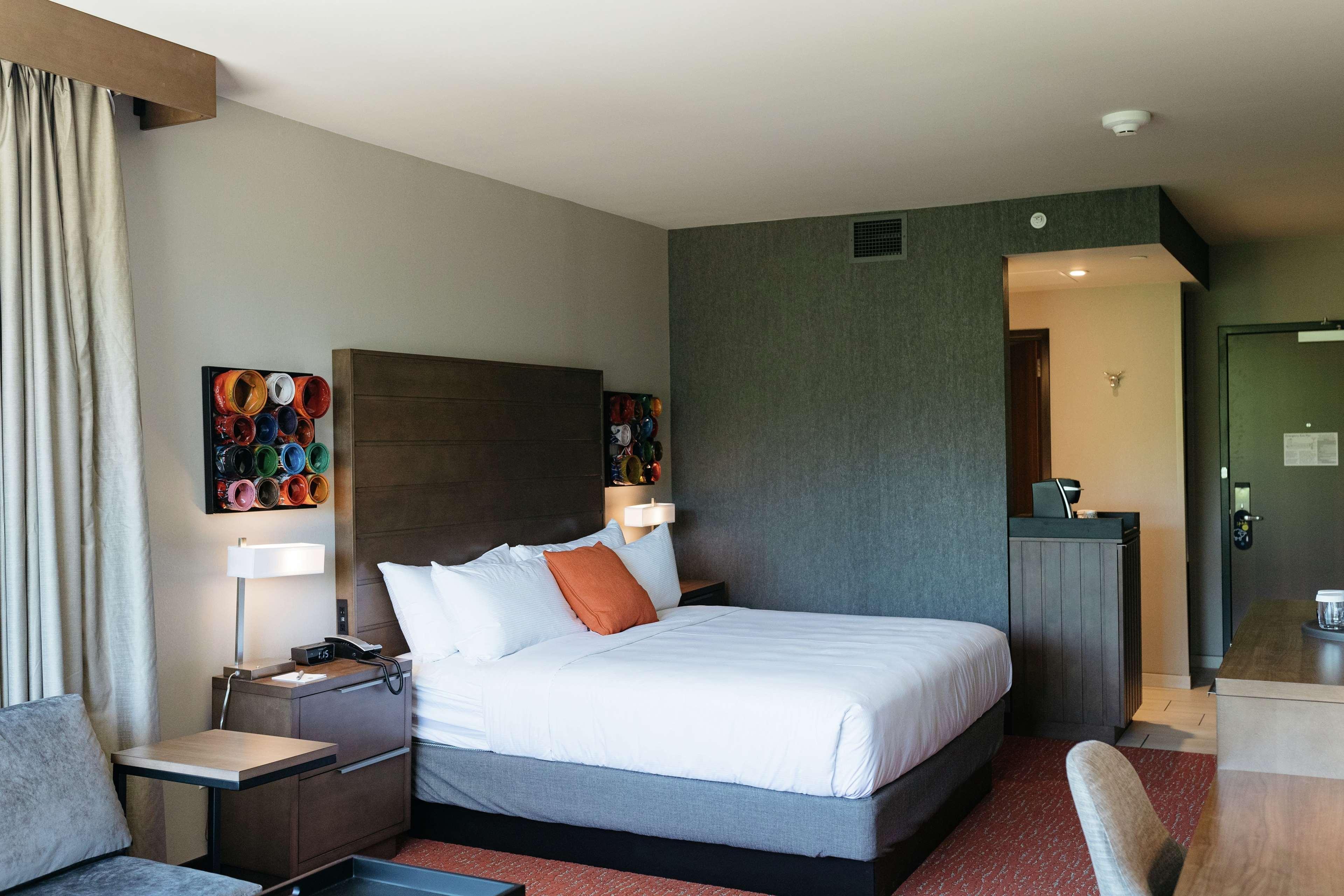 Revel Hotel, Tapestry Collection By Hilton Urbandale Exterior photo