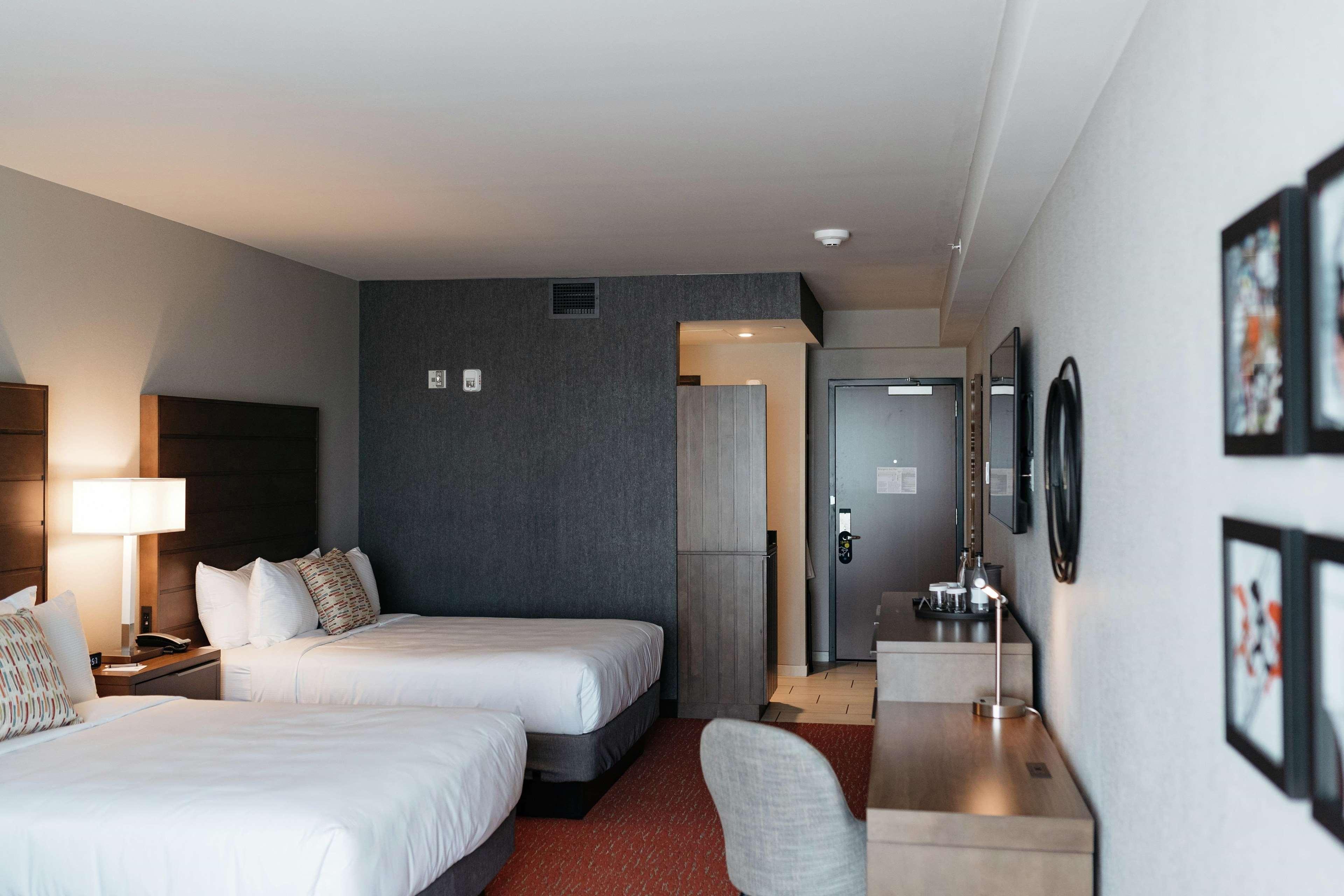 Revel Hotel, Tapestry Collection By Hilton Urbandale Exterior photo