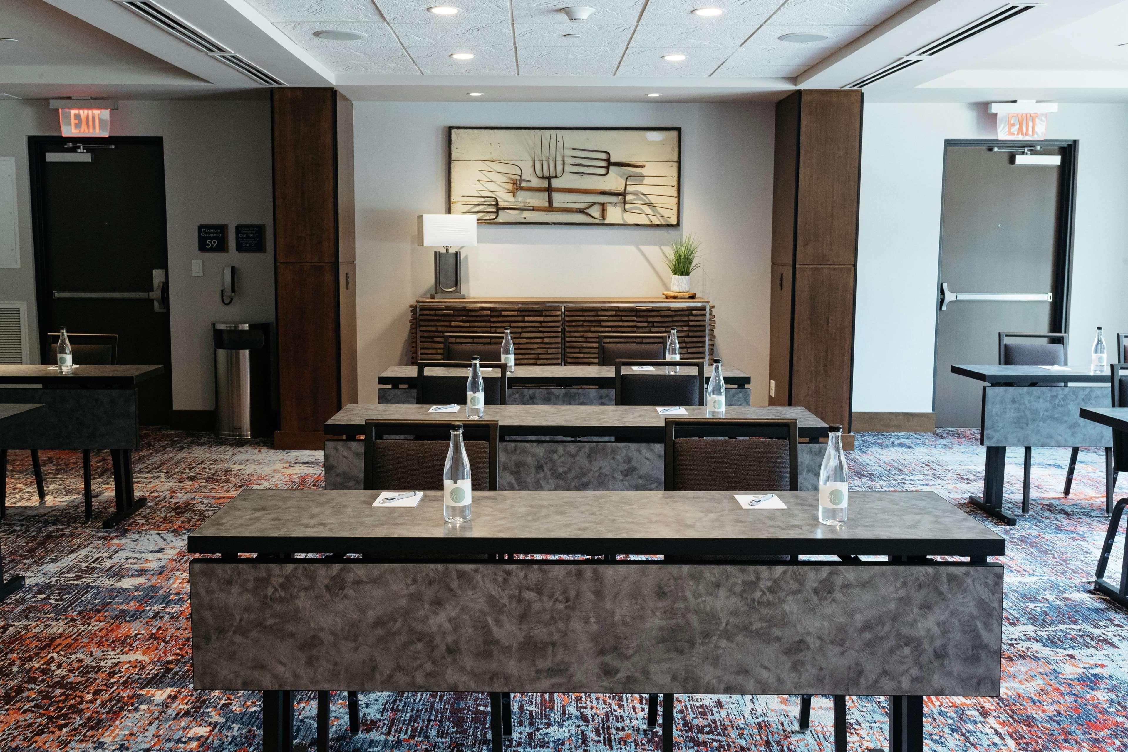 Revel Hotel, Tapestry Collection By Hilton Urbandale Exterior photo