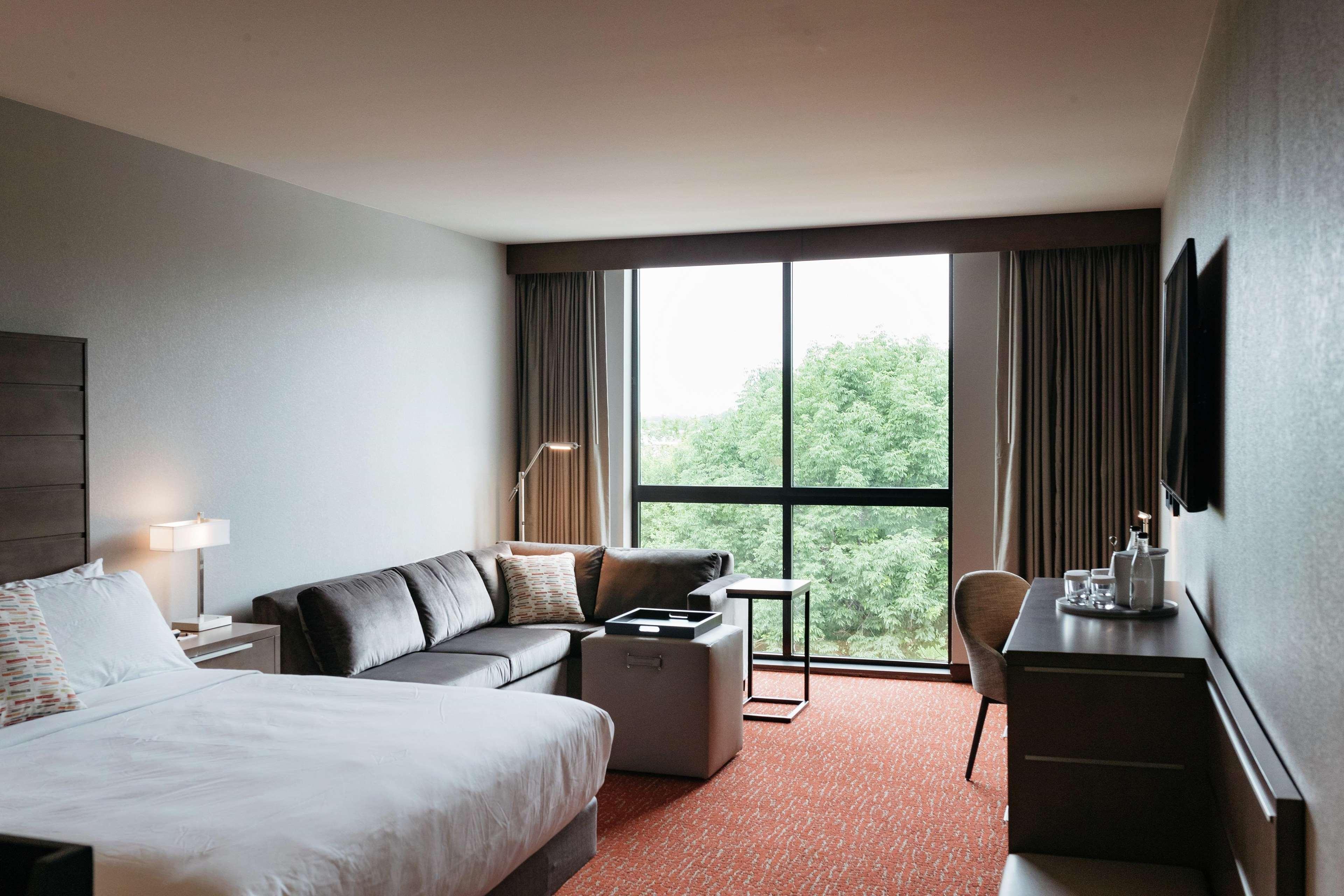 Revel Hotel, Tapestry Collection By Hilton Urbandale Exterior photo