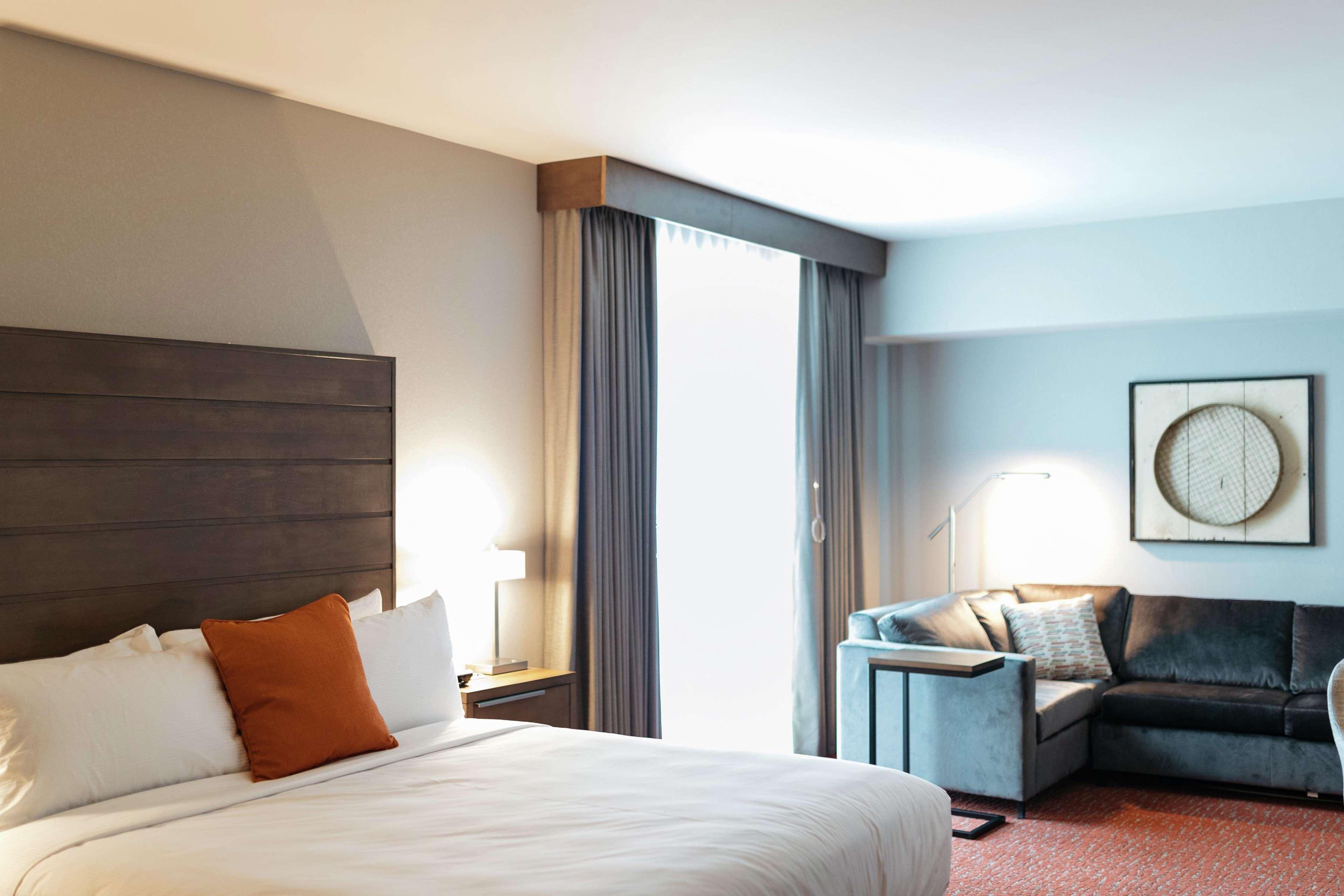 Revel Hotel, Tapestry Collection By Hilton Urbandale Exterior photo