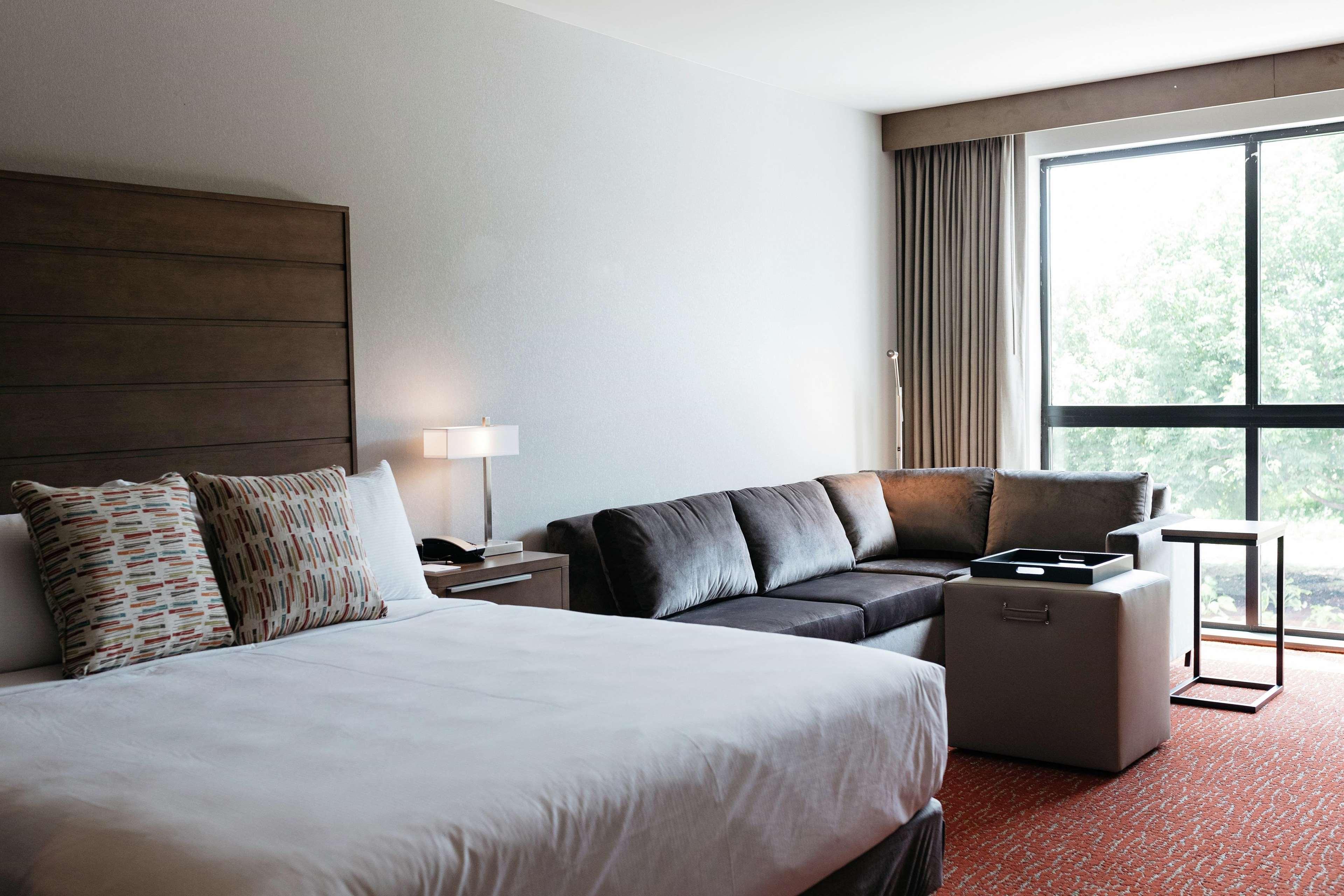 Revel Hotel, Tapestry Collection By Hilton Urbandale Exterior photo