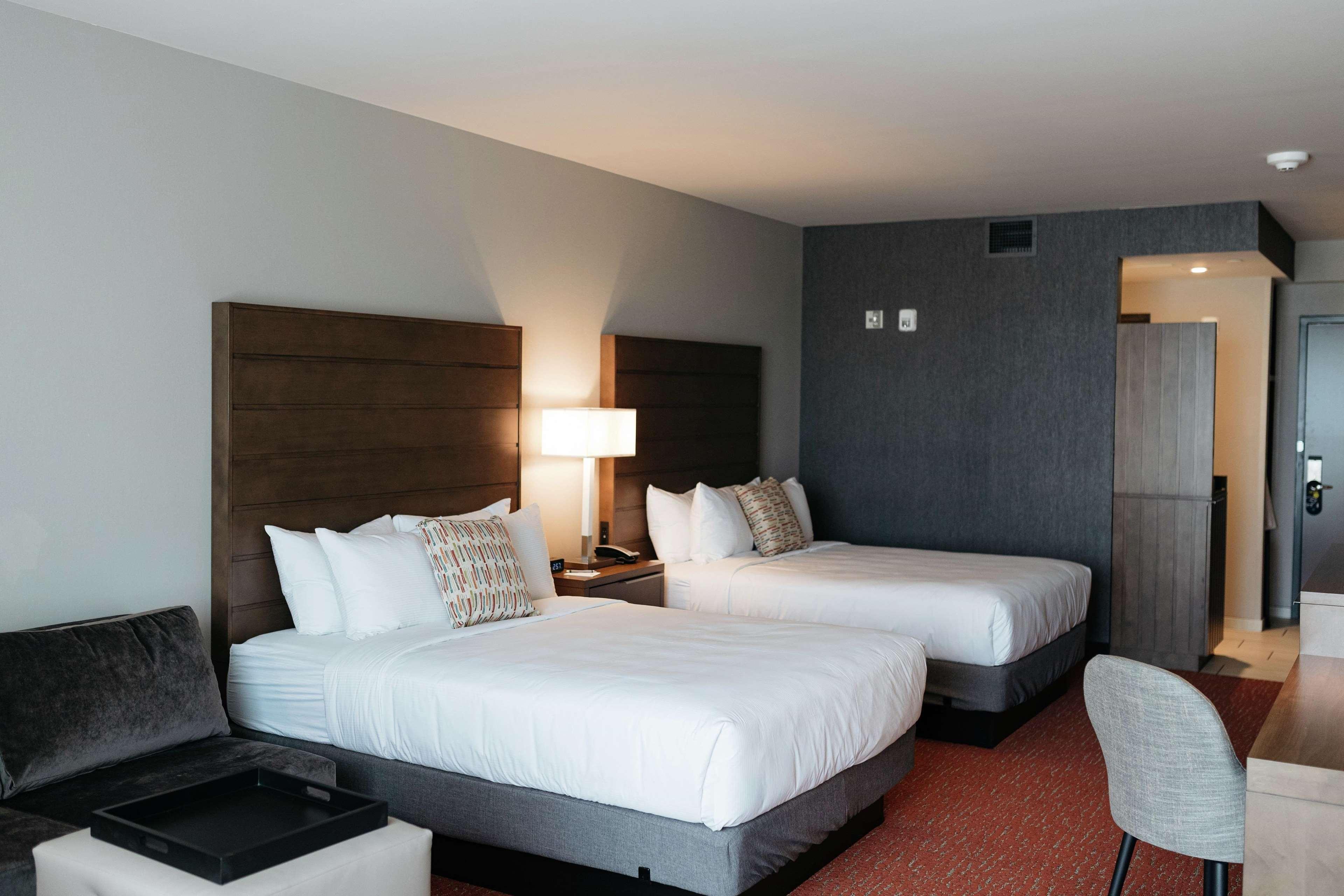Revel Hotel, Tapestry Collection By Hilton Urbandale Exterior photo