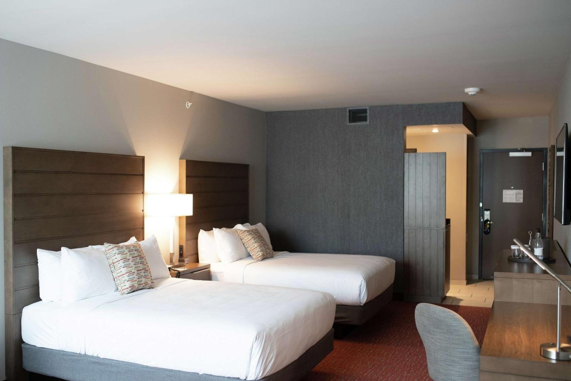 Revel Hotel, Tapestry Collection By Hilton Urbandale Exterior photo