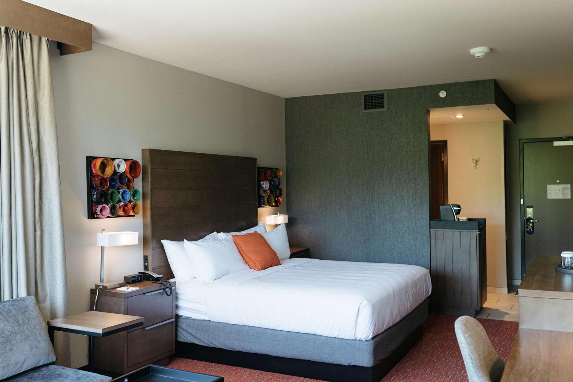 Revel Hotel, Tapestry Collection By Hilton Urbandale Exterior photo