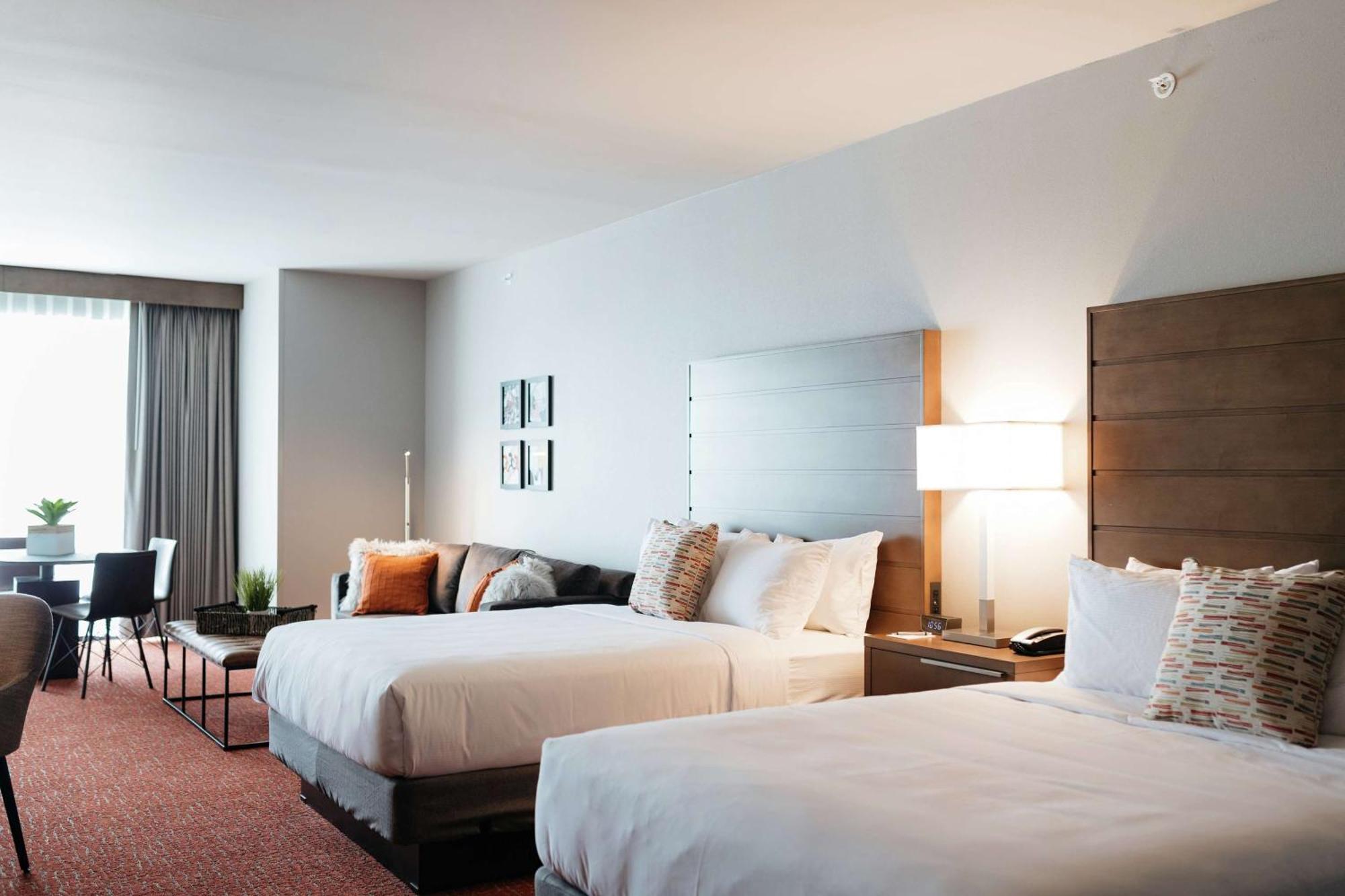 Revel Hotel, Tapestry Collection By Hilton Urbandale Exterior photo