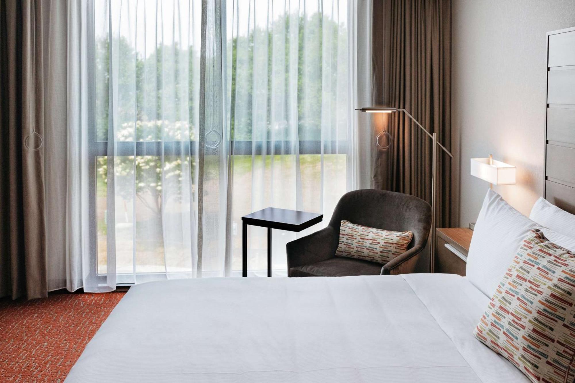 Revel Hotel, Tapestry Collection By Hilton Urbandale Exterior photo