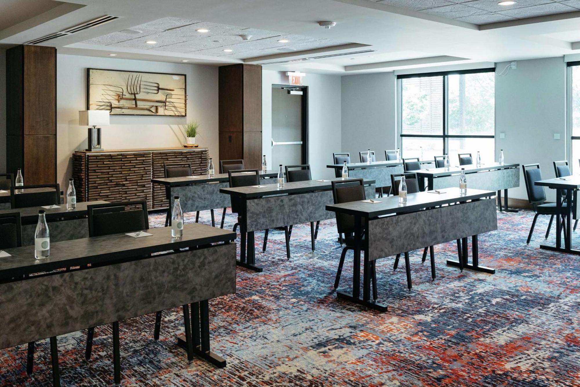 Revel Hotel, Tapestry Collection By Hilton Urbandale Exterior photo