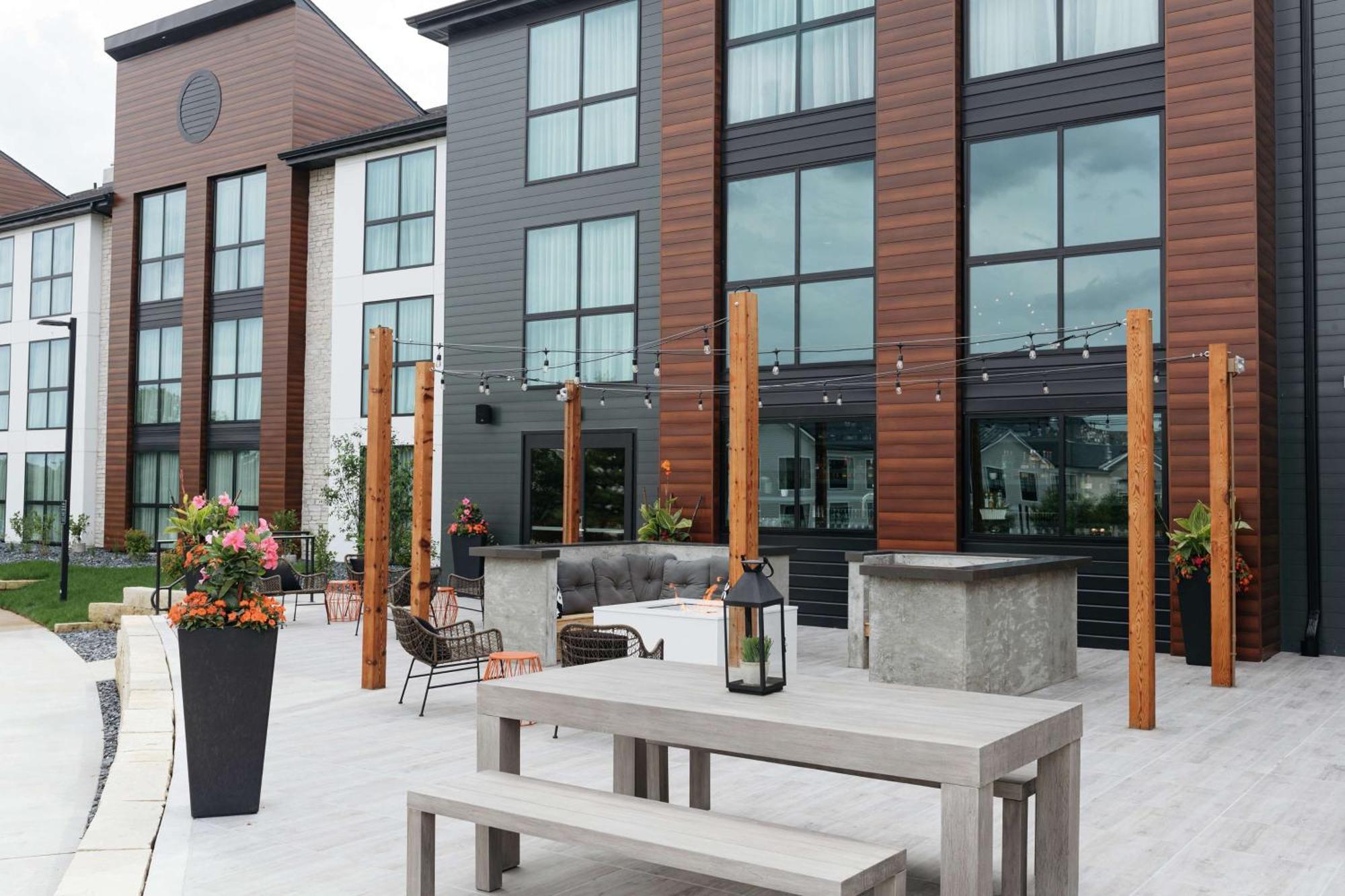 Revel Hotel, Tapestry Collection By Hilton Urbandale Exterior photo